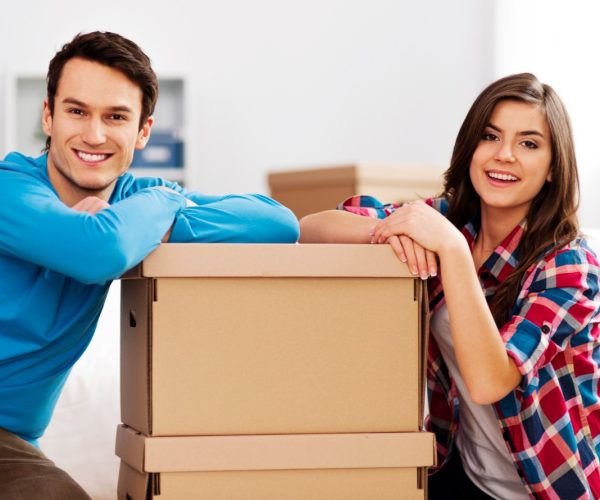 portrait-young-couple-with-moving-boxes (1)